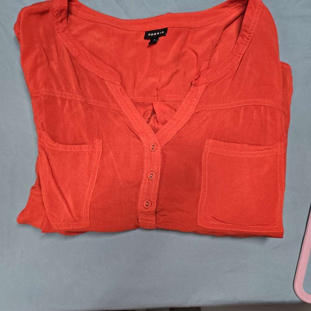 TORRID 4x Vneck top